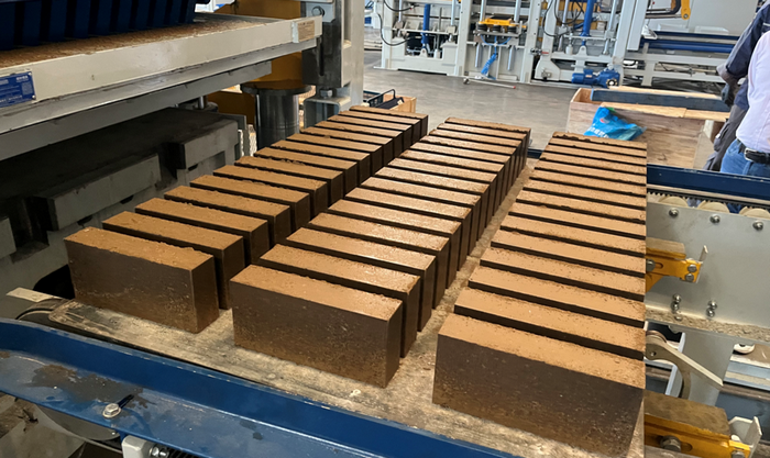 ZN1500 पूरी तरह से स्वचालित ईंट बनाने की मशीन पूर्वी चीन के ग्राहकों को कीचड़ संसाधन उपयोग में सशक्त बनाती है